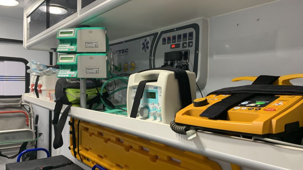 Compartimento de Equipamentos de resgate- Bombeiro na unidade UTI Resgate