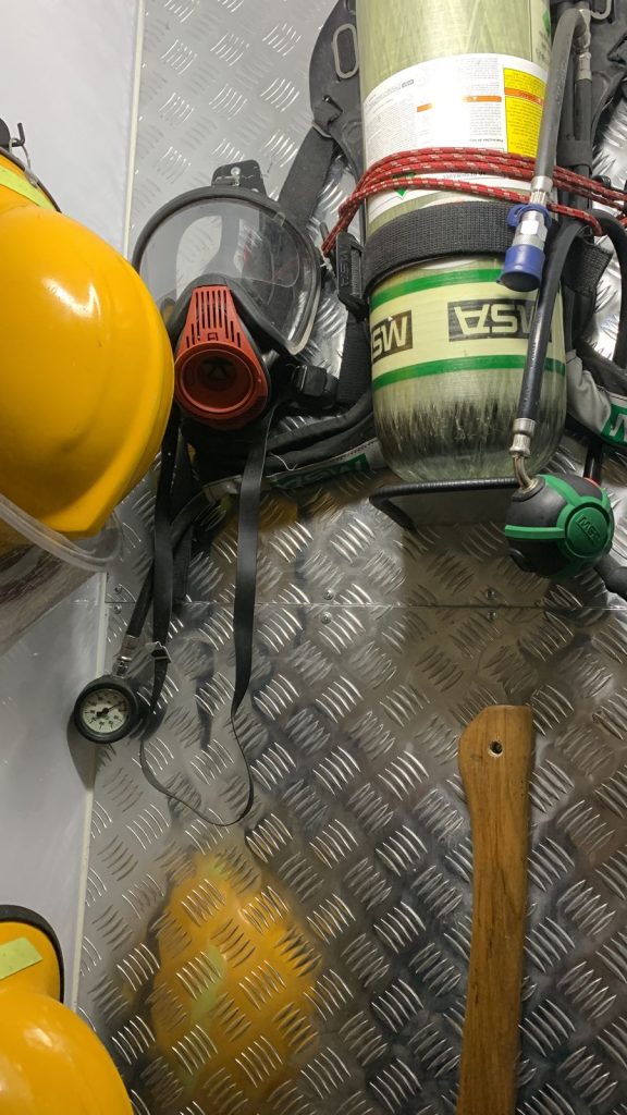 Compartimento de Equipamentos de resgate- Bombeiro na unidade UTI Resgate