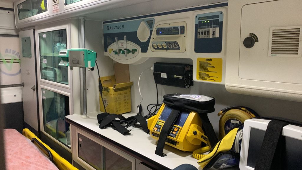 Compartimento de Equipamentos de resgate- Bombeiro na unidade UTI Resgate5